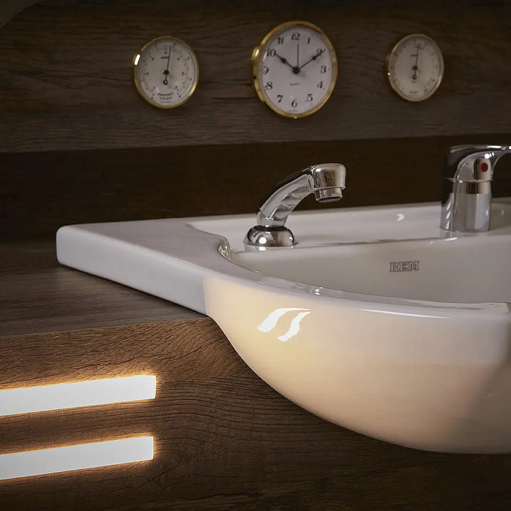 REM Cadillac Unit with Basin
Salon styling unit with mirror
Frontwash basin hair unit