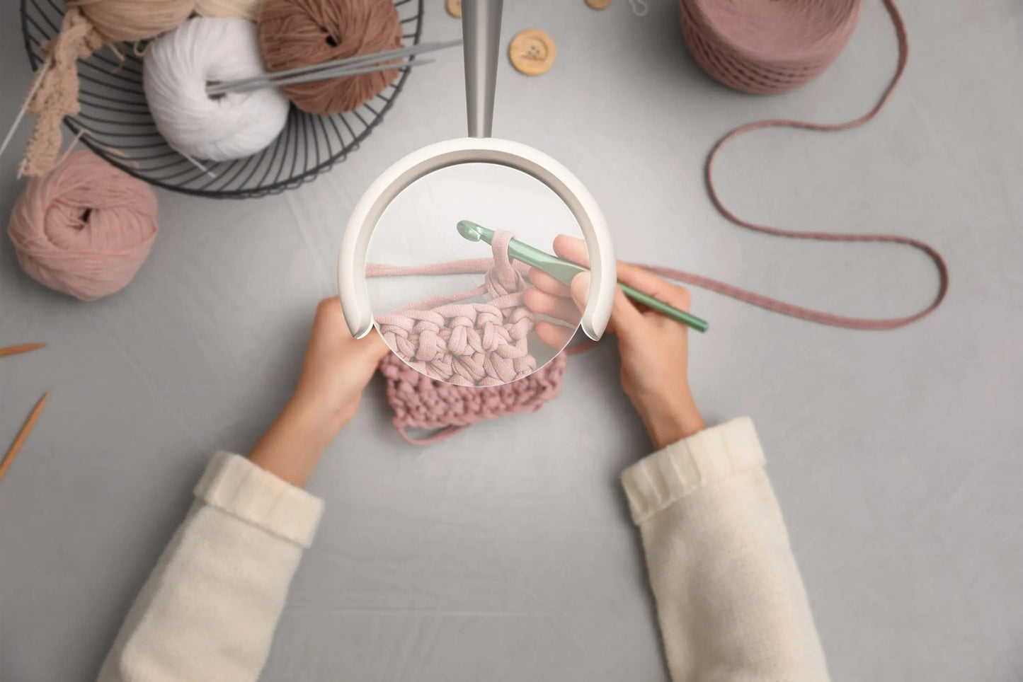 1.75x magnification with crystal-clear lens

Daylight LEDs – flicker-free and energy-saving

Strong clamp base – easy desk attachment