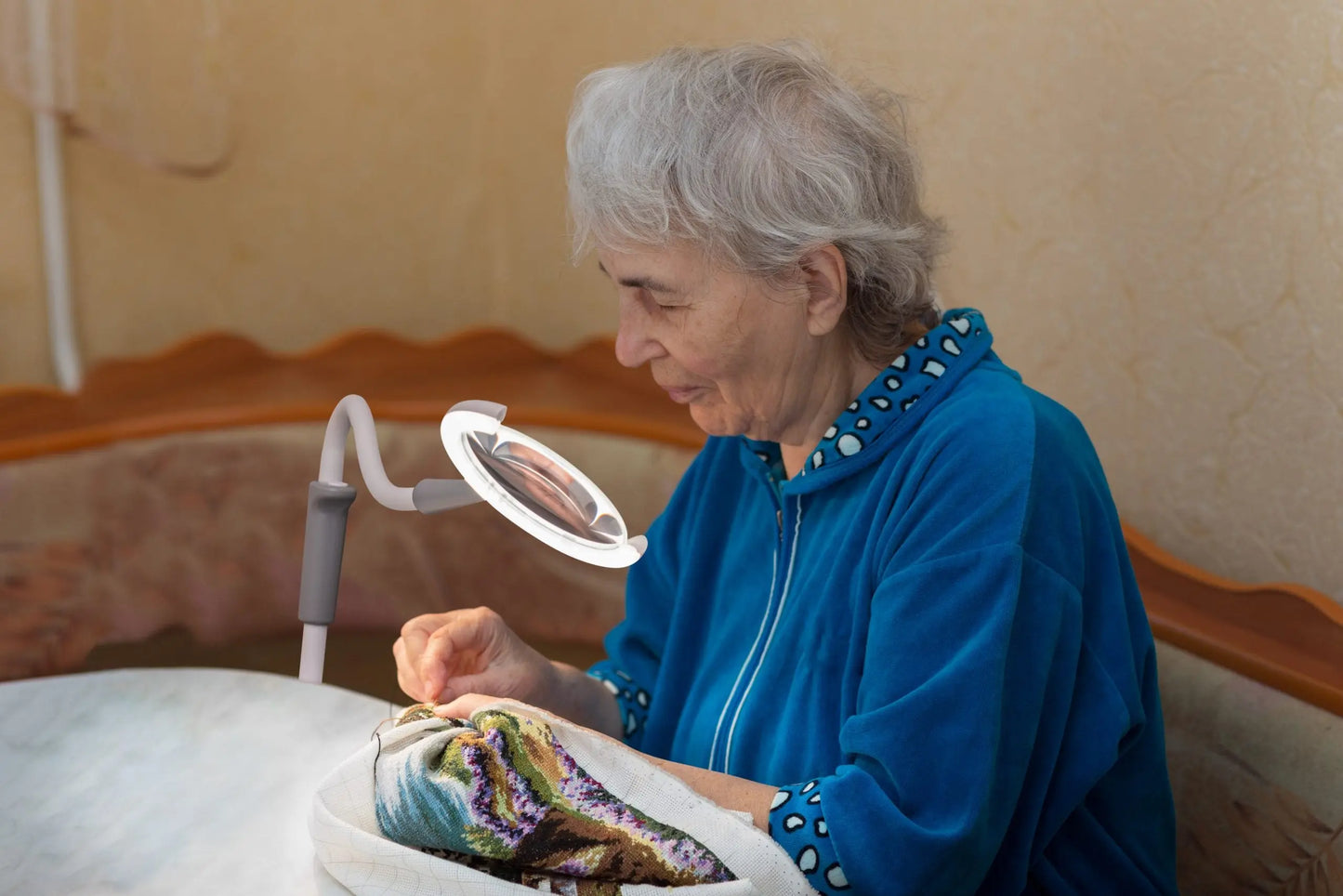 1.75x magnification with crystal-clear lens

Daylight LEDs – flicker-free and energy-saving

Strong clamp base – easy desk attachment